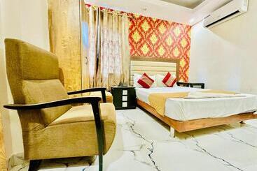 Fabhotel Grand Villa