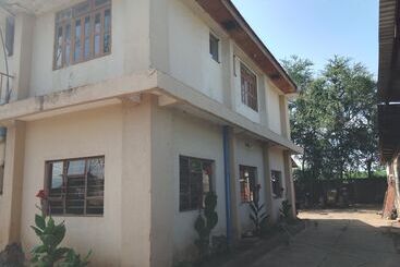 هتل Kinyaiya S Farm Lodge