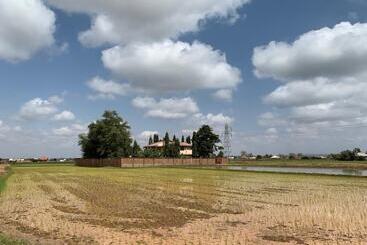هتل Kinyaiya S Farm Lodge