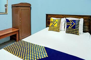 Отель Spot On 92222 Sahabat Kost Syariah Pacitan