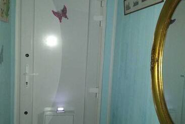 پانسیون Room In Guest Room   Lockable Room Center