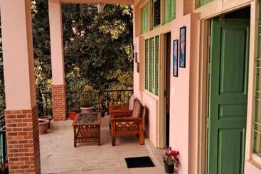 تختخواب و صبحانه The Moon Light Home Stay