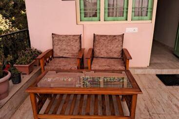 تختخواب و صبحانه The Moon Light Home Stay