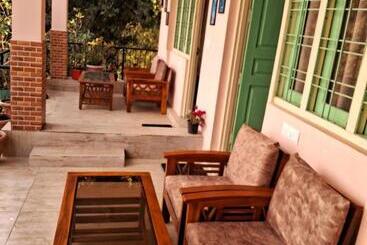 تختخواب و صبحانه The Moon Light Home Stay