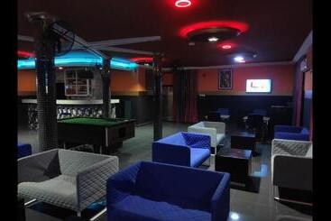 پانسیون Room In Guest Room   Deluxe Twin Beds That Sleeps 3 In Royal Blue Guest House And Bar