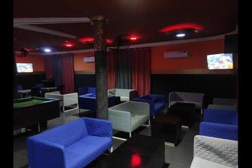 پانسیون Room In Guest Room   Deluxe Twin Beds That Sleeps 3 In Royal Blue Guest House And Bar