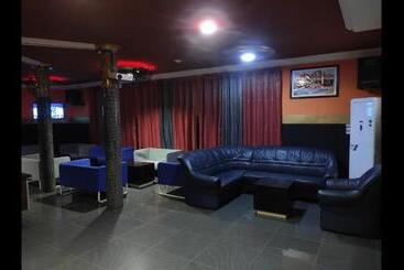 پانسیون Room In Guest Room   Deluxe Twin Beds That Sleeps 3 In Royal Blue Guest House And Bar