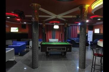 پانسیون Room In Guest Room   Deluxe Twin Beds That Sleeps 3 In Royal Blue Guest House And Bar