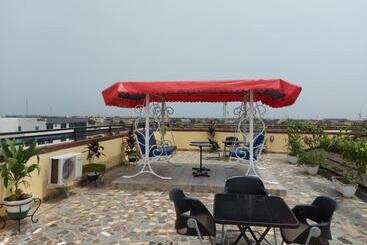 پانسیون Room In Guest Room   Deluxe Twin Beds That Sleeps 3 In Royal Blue Guest House And Bar
