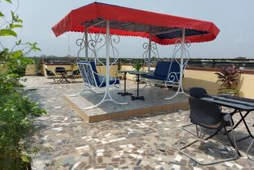 پانسیون Room In Guest Room   Deluxe Twin Beds That Sleeps 3 In Royal Blue Guest House And Bar