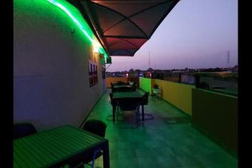 پانسیون Room In Guest Room   Deluxe Twin Beds That Sleeps 3 In Royal Blue Guest House And Bar