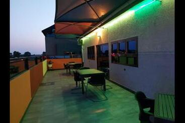 پانسیون Room In Guest Room   Deluxe Twin Beds That Sleeps 3 In Royal Blue Guest House And Bar