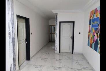 پانسیون Room In Guest Room   Deluxe Twin Beds That Sleeps 3 In Royal Blue Guest House And Bar