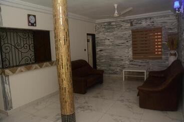پانسیون Room In Guest Room   Deluxe Twin Beds That Sleeps 3 In Royal Blue Guest House And Bar