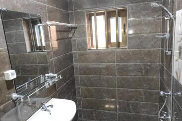 پانسیون Room In Guest Room   Deluxe Twin Beds That Sleeps 3 In Royal Blue Guest House And Bar