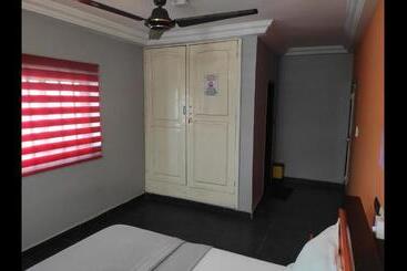 پانسیون Room In Guest Room   Deluxe Twin Beds That Sleeps 3 In Royal Blue Guest House And Bar
