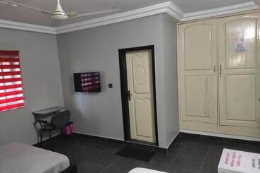 پانسیون Room In Guest Room   Deluxe Twin Beds That Sleeps 3 In Royal Blue Guest House And Bar