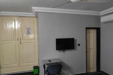 پانسیون Room In Guest Room   Deluxe Twin Beds That Sleeps 3 In Royal Blue Guest House And Bar