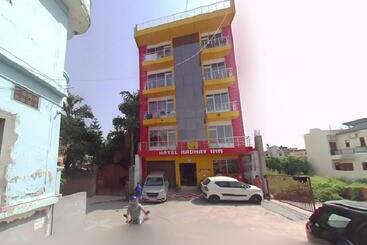 호텔 Madhav Inn