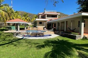 بنسيون Beach On The Rocks