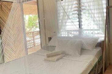 تختخواب و صبحانه Borbon S Treehouse By The Sea