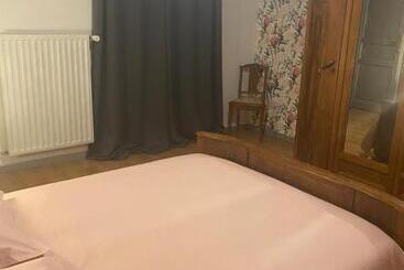 تختخواب و صبحانه La Chambre D Angèle