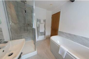 هتل Bert S Rooms At The Black Horse Inn