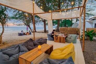 Isea Glamping Seafood Cafe Bar & Resort