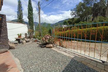 پانسیون Casa De Las Rocas Hostel