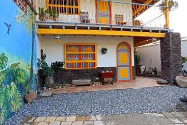 پانسیون Casa De Las Rocas Hostel