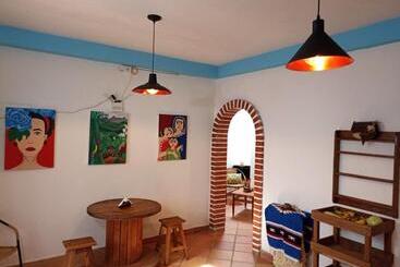 پانسیون Casa De Las Rocas Hostel