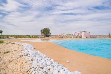 پانسیون Falcon Country Suite