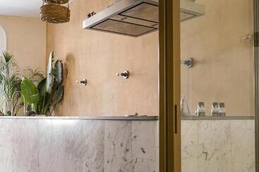 تختخواب و صبحانه Haert Boutique Wellness Suites City Centre