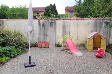 تختخواب و صبحانه La Maison De Sylvie, Chambres D Hôtes à Tarbes