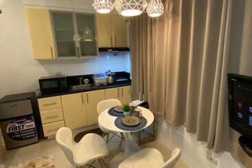 Comfy Artsy Studio In Bgc