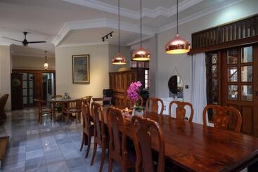 هتل Sareh Villa By The Lavana