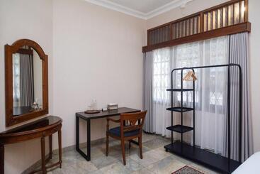 هتل Sareh Villa By The Lavana