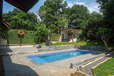 هتل Sareh Villa By The Lavana