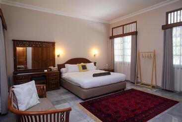 هتل Sareh Villa By The Lavana