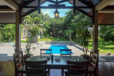 هتل Sareh Villa By The Lavana