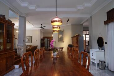 هتل Sareh Villa By The Lavana