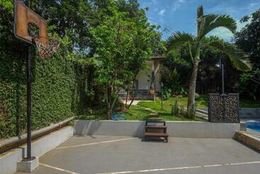 هتل Sareh Villa By The Lavana