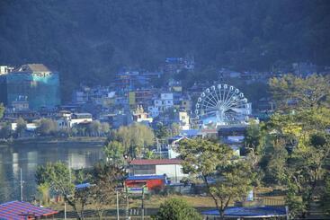 پانسیون Fewa View Guest House
