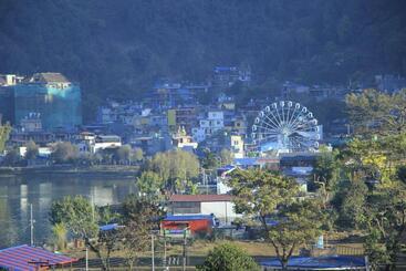 پانسیون Fewa View Guest House
