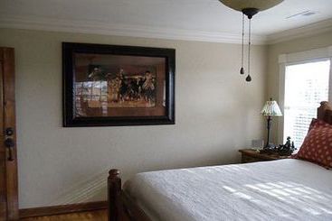 تختخواب و صبحانه The Branson House