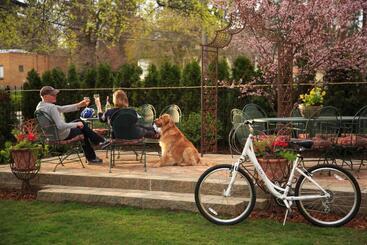 تختخواب و صبحانه The Roosevelt Inn