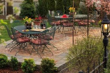 تختخواب و صبحانه The Roosevelt Inn
