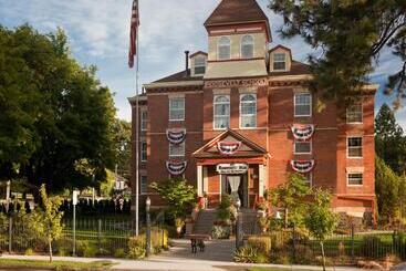 تختخواب و صبحانه The Roosevelt Inn