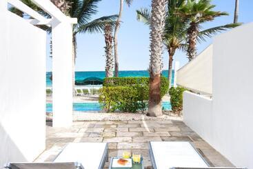 هتل Coral Beach Club Villas & Marina