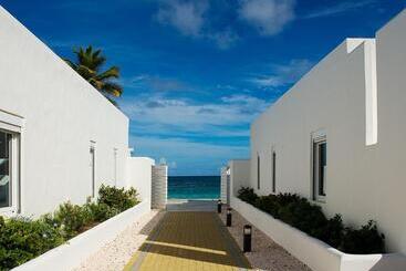 هتل Coral Beach Club Villas & Marina